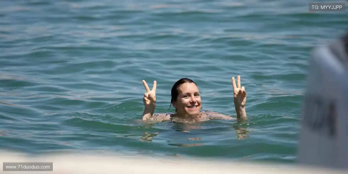 🎮 互动直播，弹幕狂欢，和百万球迷一起嗨翻全场！